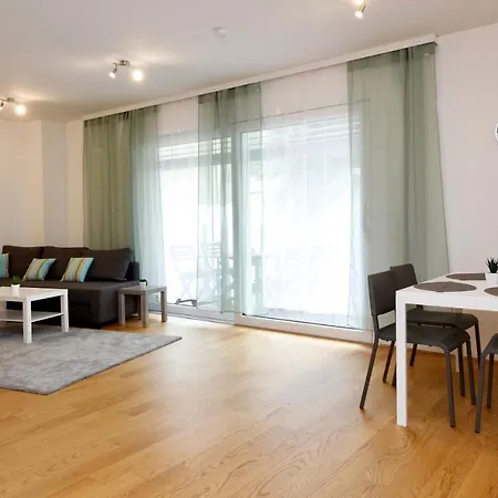 Spacious Terrace In Modern Building Apartmán