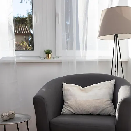Spacious Terrace In Modern Building Apartment *